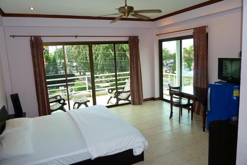 Supergreen Hotel Чалонг Экстерьер фото